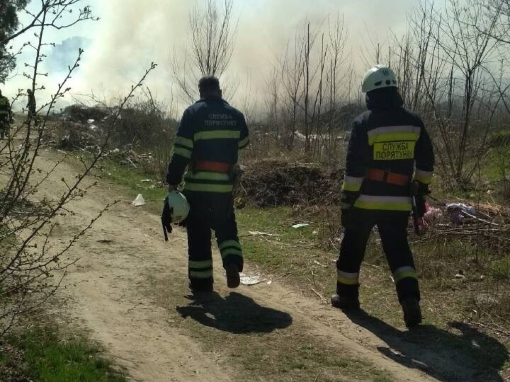 Навели порядок и устроили пожар: на Новоклочковском кладбище загорелась гора мусора