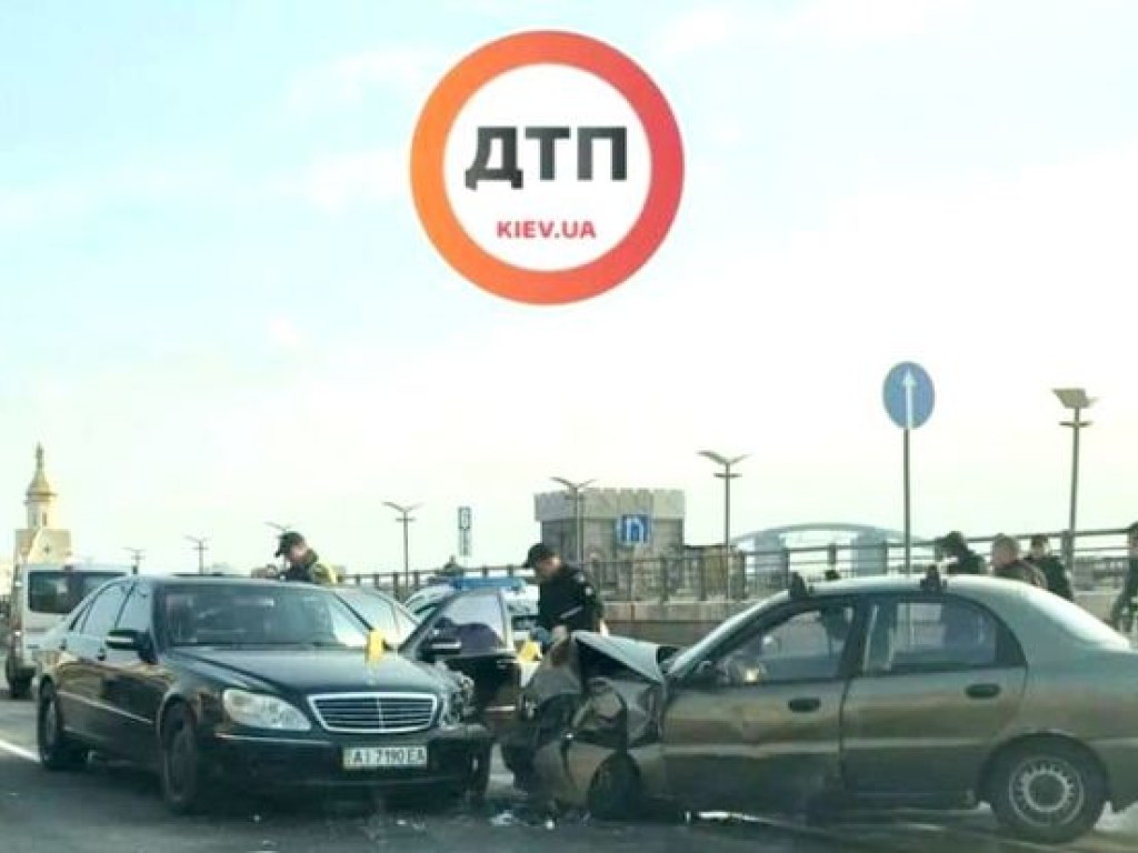 На столичном Подоле водитель Mercedes на встречке спровоцировал ДТП с пострадавшими (ФОТО)