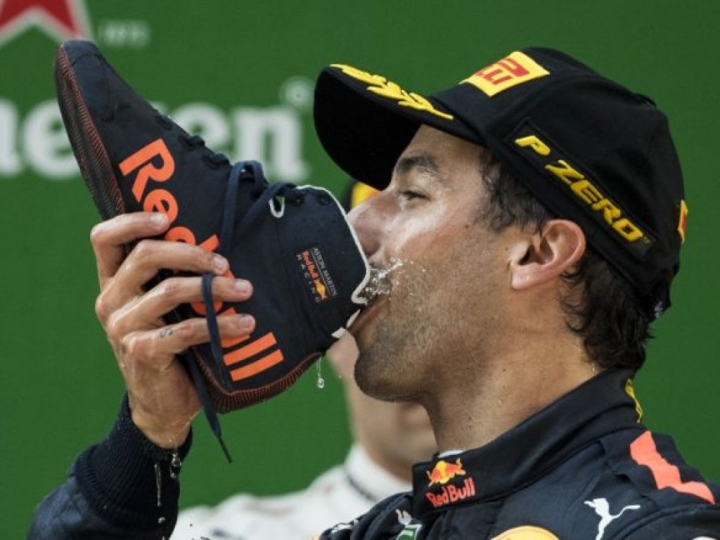 Победитель &#171;Формулы-1&#187; выпил шампанского из собственного ботинка (ФОТО)