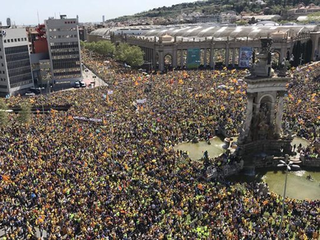 В Барселоне тысячи людей требуют освободить политзаключенных Каталонии (ФОТО)