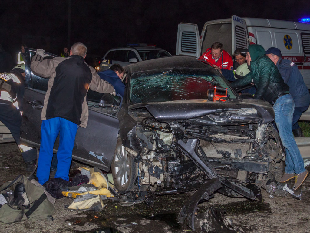 Под Днепром отбойник насквозь пробил салон Nissan, есть пострадавшие (ФОТО, ВИДЕО)