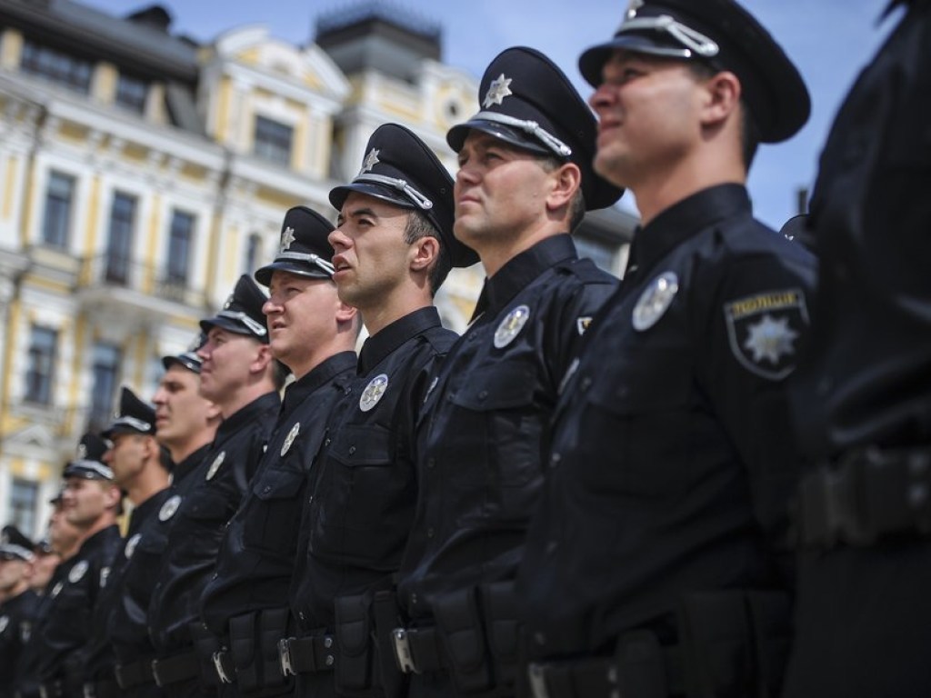 На охрану порядка на киевских кладбищах выставили 400 полицейских