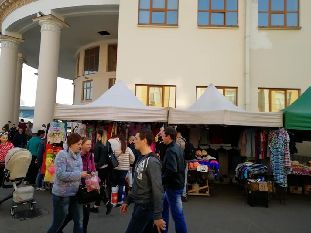 Вонь помойки: Киевляне возмущены стихийным рынком на «Вокзальной» (ФОТО)