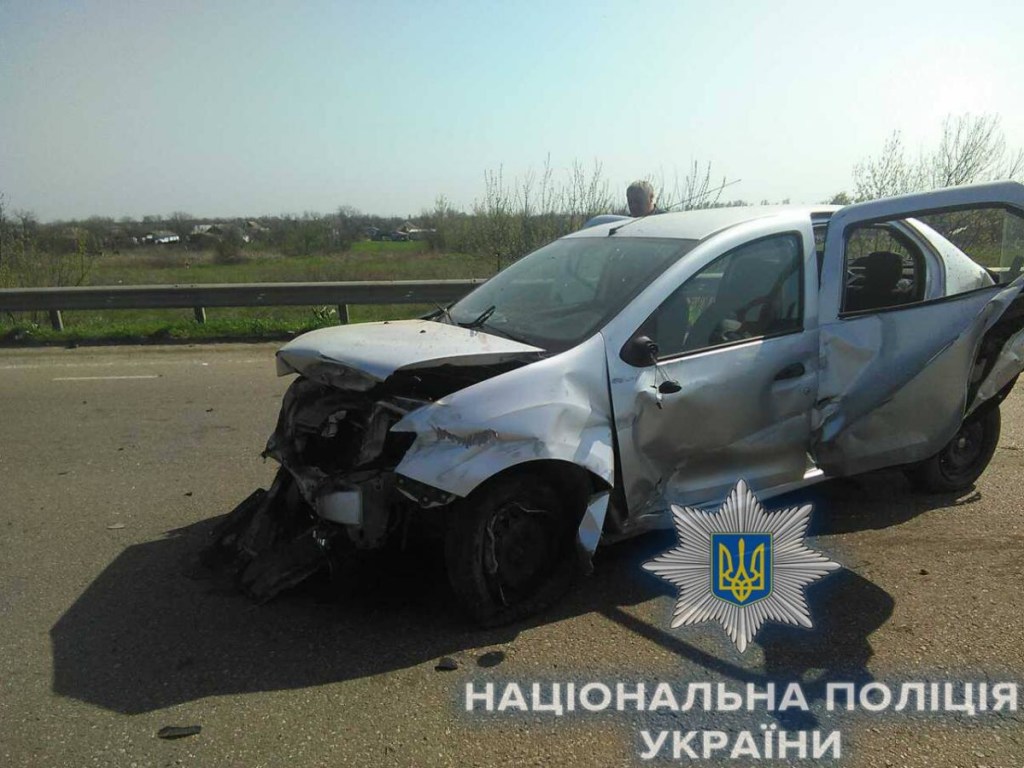 Погиб ребенок, трое пострадавших: Под Одессой иномарка влетела в отбойник (ФОТО)
