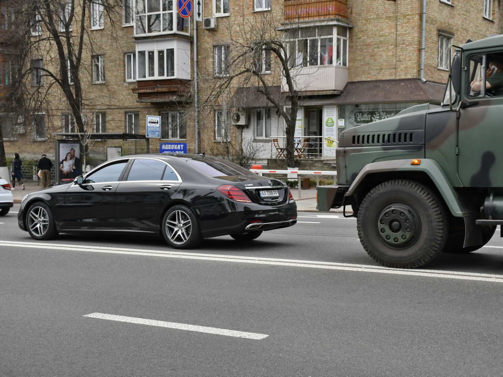 В Киеве грузовик с нацгвардейцами въехал в люксовый Mercedes (ФОТО)