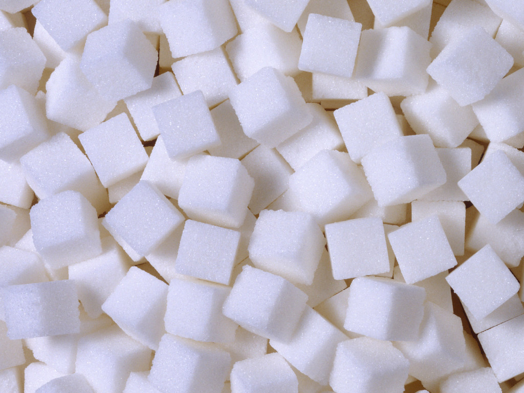 Сахар в украинских магазинах начнет дорожать в мае – эксперт
