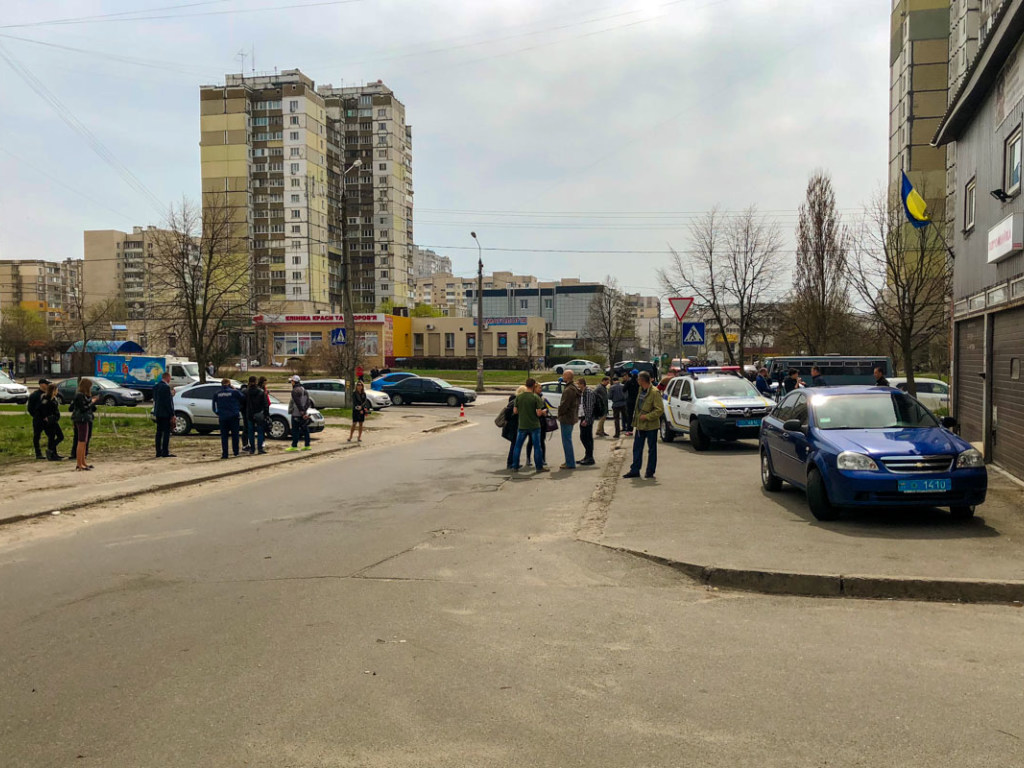На улице Обуховской в Киеве произошла стрельба, пострадали двое мужчин (ФОТО)
