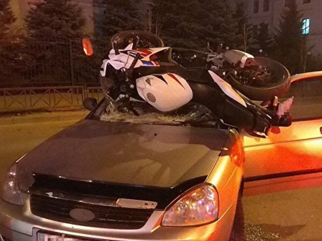 ДТП в центре Харькова: мотоцикл от столкновения с LADA Priora оказался на крыше авто (ФОТО)
