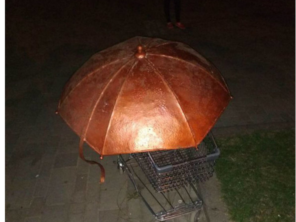 На набережной в Днепре злоумышленники украли железный декоративный зонт (ФОТО)