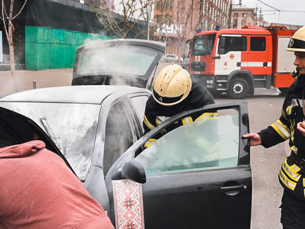 На Крещатике в Киеве горела Skoda (ФОТО, ВИДЕО)