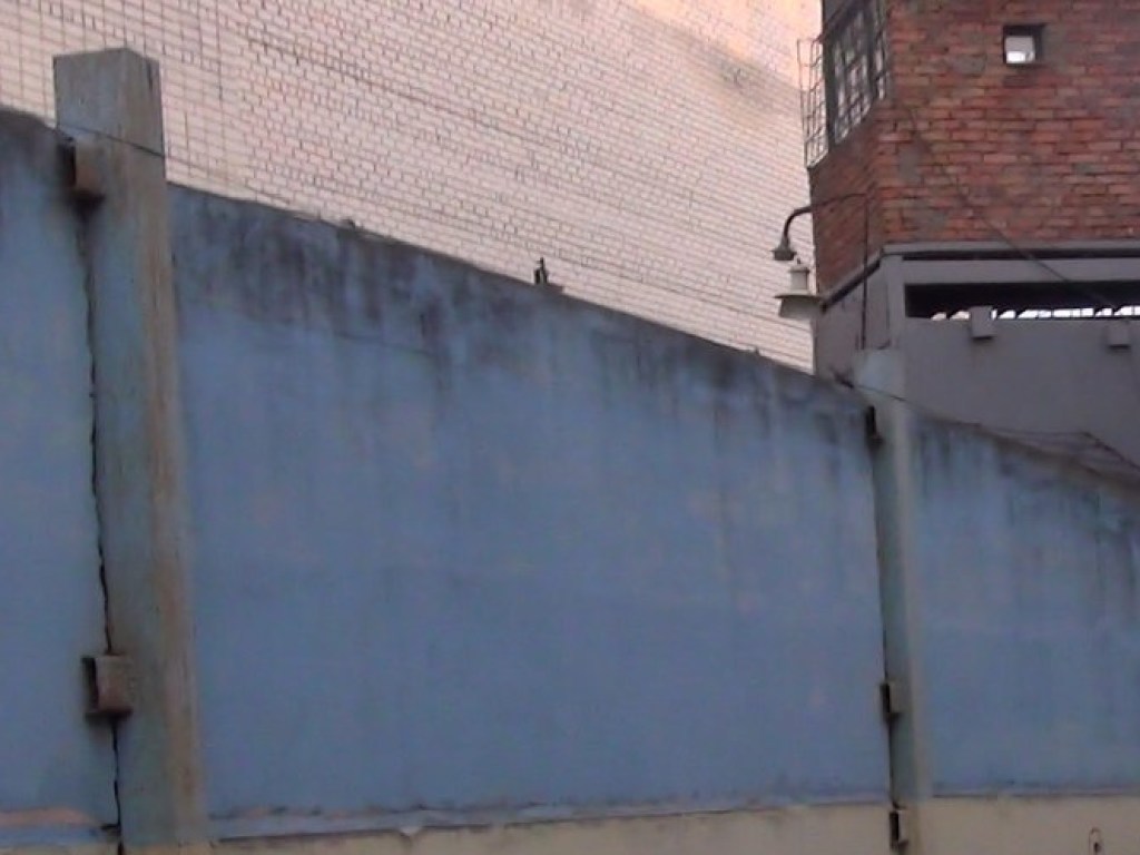 Побег из СИЗО в Херсоне: арестант одолел 4-метровый забор