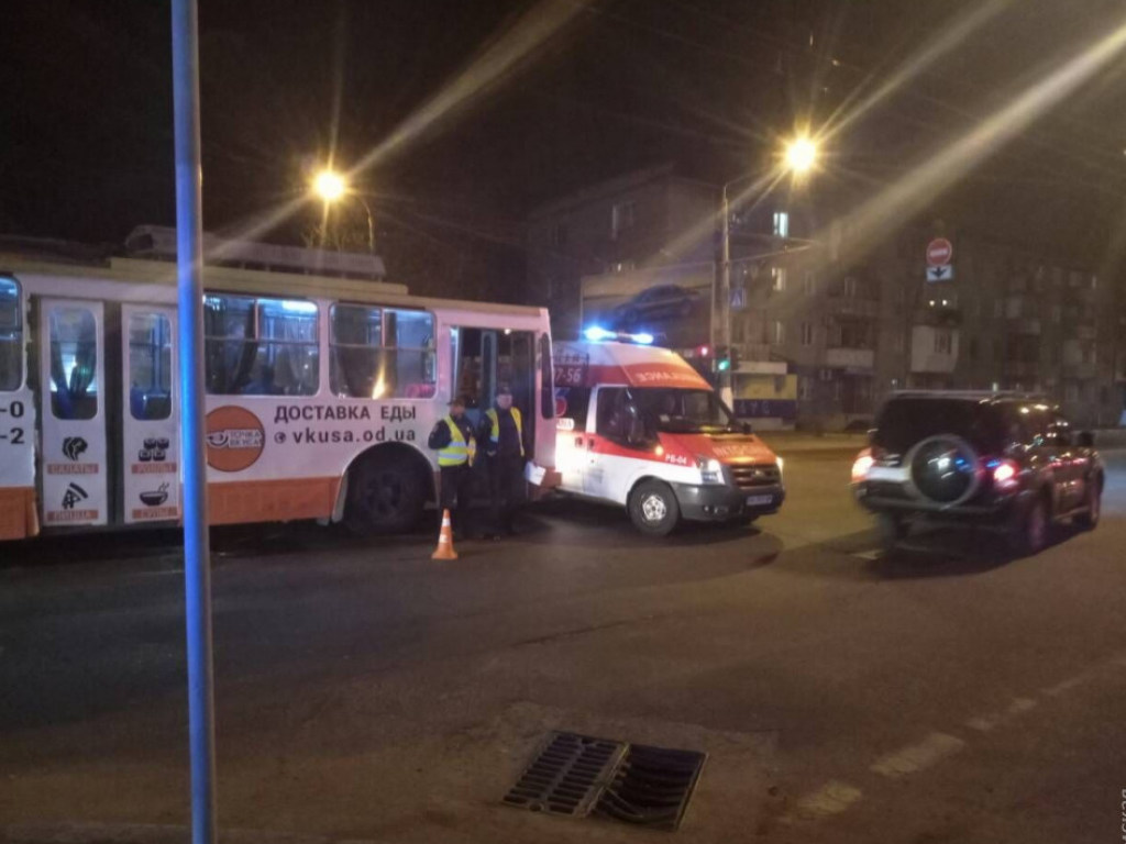 На перекрестке в Одессе троллейбус врезался в машину «скорой помощи» (ФОТО)