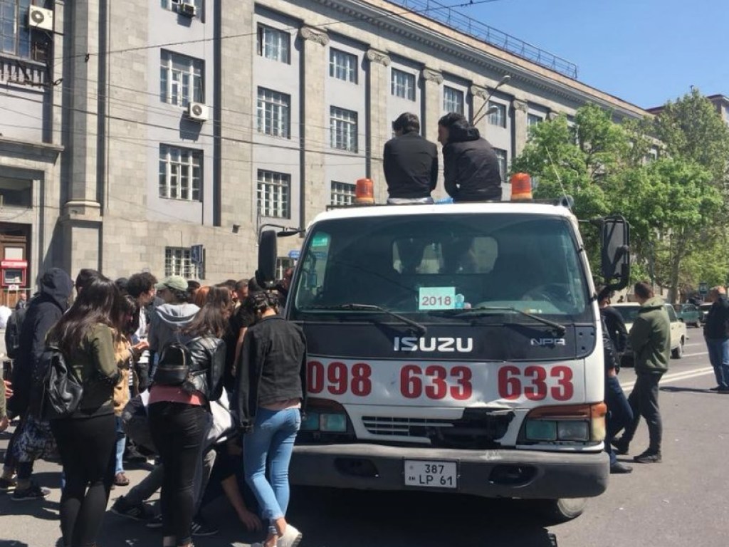 Во время протестов в Ереване задержали 59 митингующих