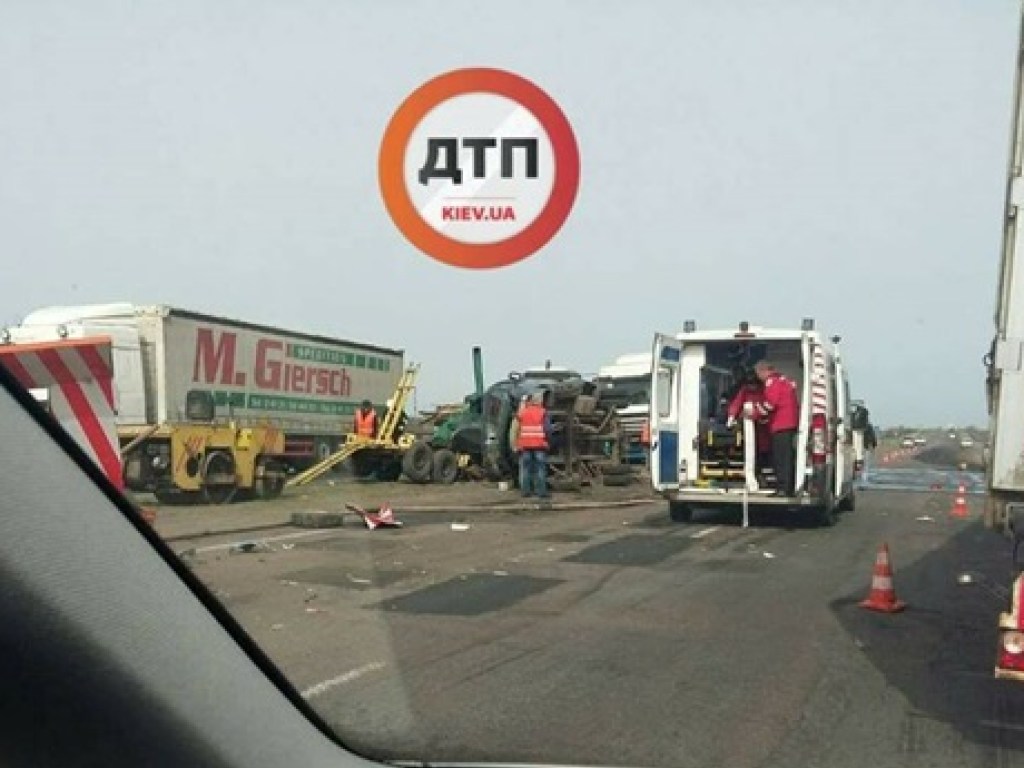 На трассе «Киев-Одесса» водитель бензовоза сбил группу дорожников (ФОТО)