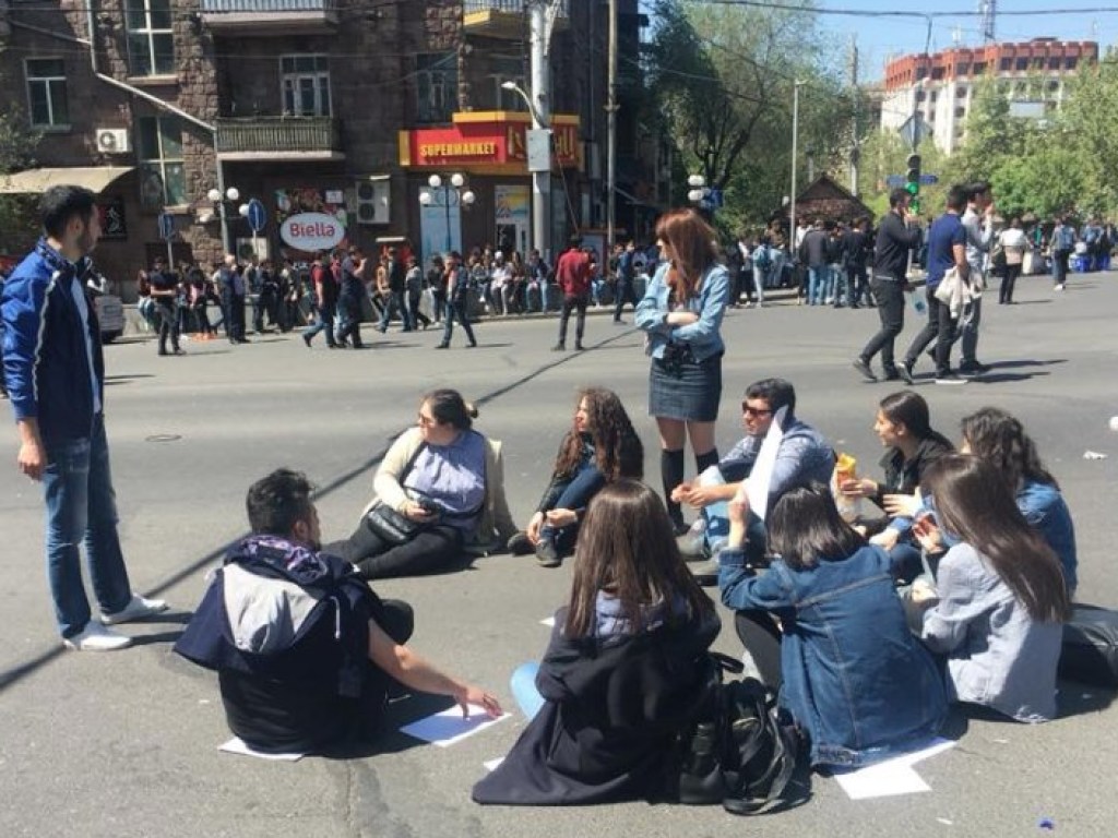 Число задержанных в Ереване достигло 80 участников протеста