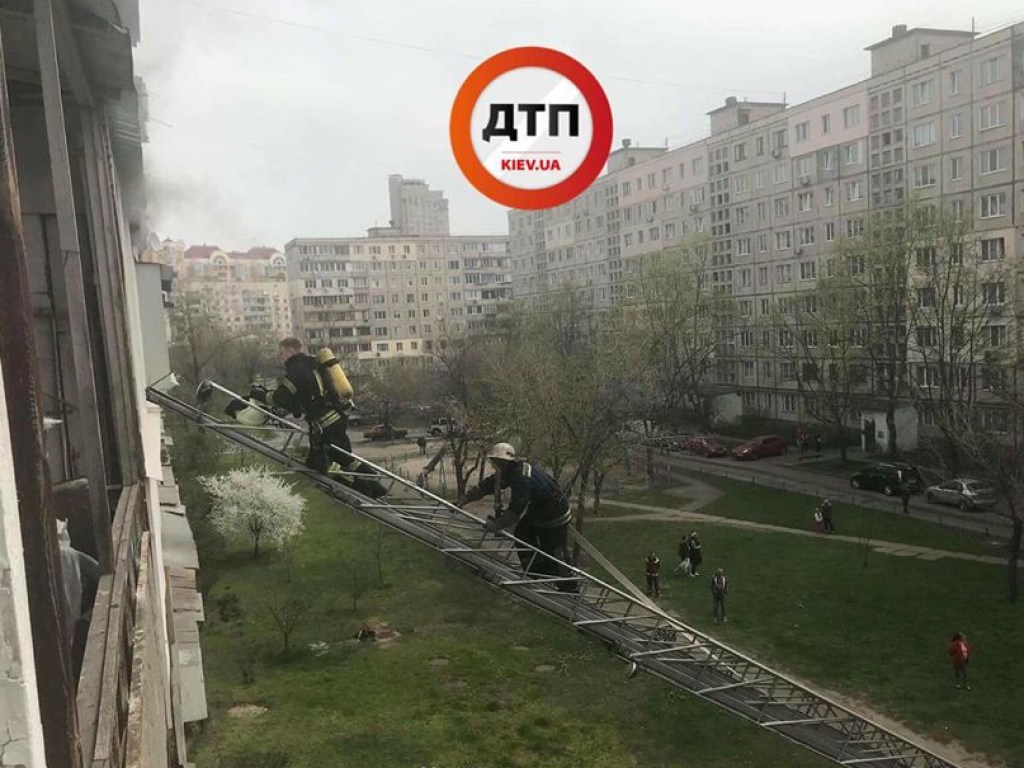 Большой пожар на Оболони в Киеве: у погорельца дважды останавливалось сердце (ФОТО)