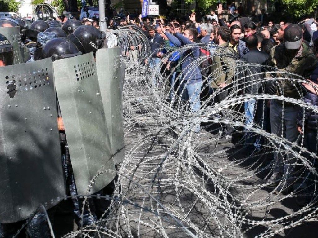 Протесты в Армении: оппозиция объявила о начале бархатной революции