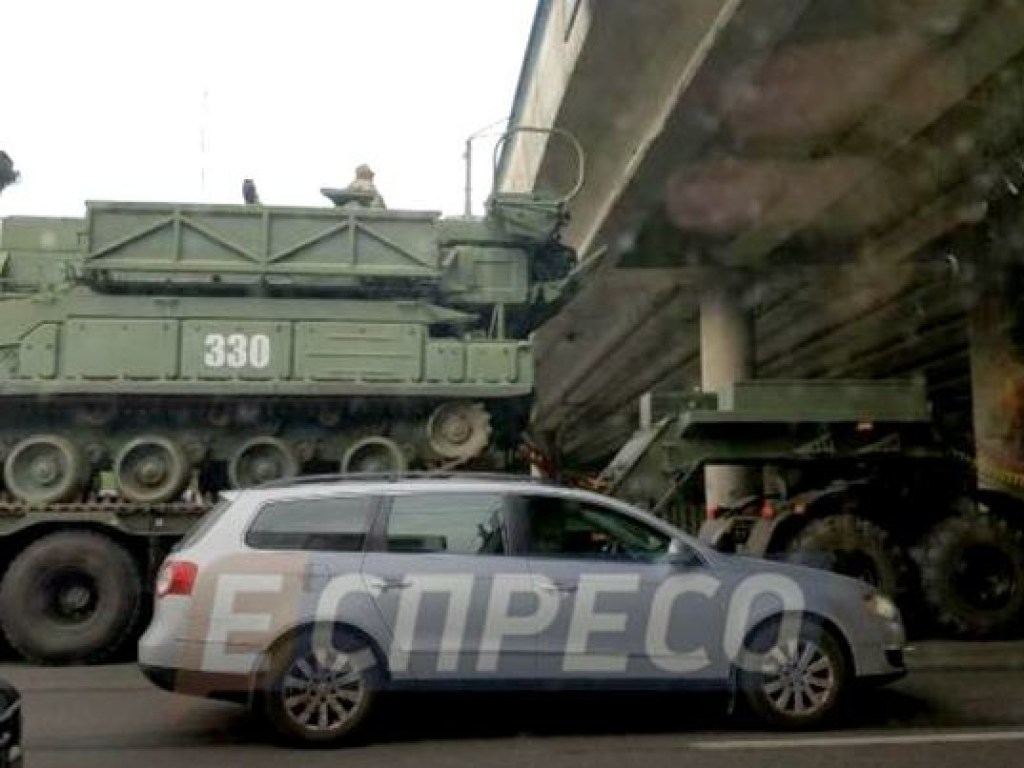 В Киеве тягач с бронетехникой не смог проехать под путепроводом  (ФОТО)