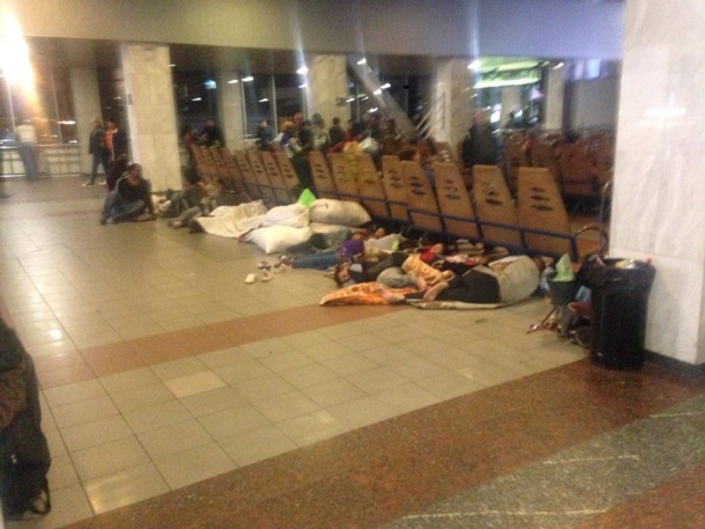 Сеть возмутил табор ромов на киевском вокзале (ФОТО)