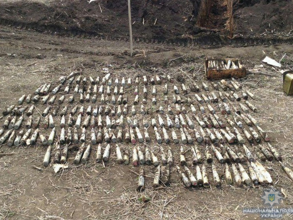 На Донбассе из-под земли выкопали схрон с артиллерийскими снарядами (ФОТО)