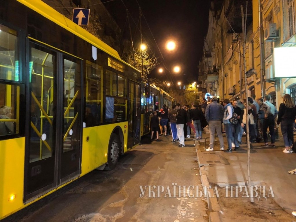 В центре Киева в троллейбусе произошла драка, перекрыта улица (ФОТО)