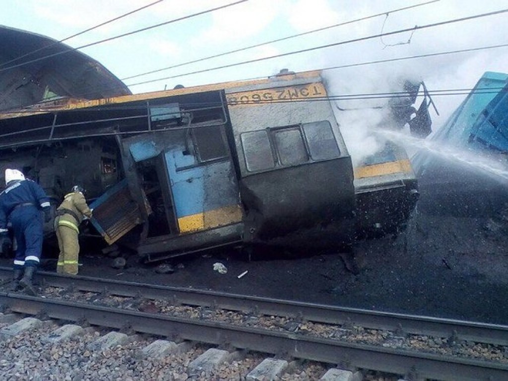 В России столкнулись грузовой поезд и тепловоз, есть пострадавшие