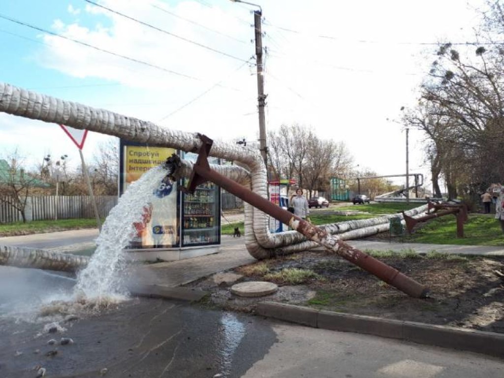 В Харькове обвалилась теплотрасса, улицу заливает кипятком (ФОТО, ВИДЕО)