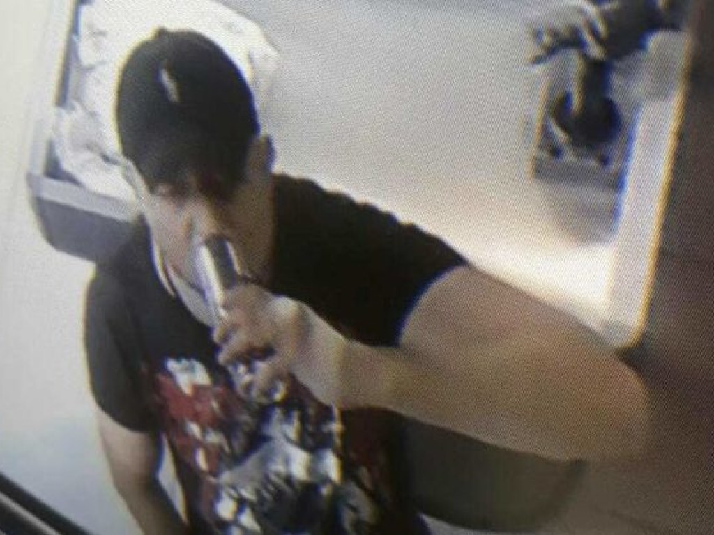 В столице разыскивают пьяного мужчину, устроившего стрельбу в супермаркете (ФОТО)