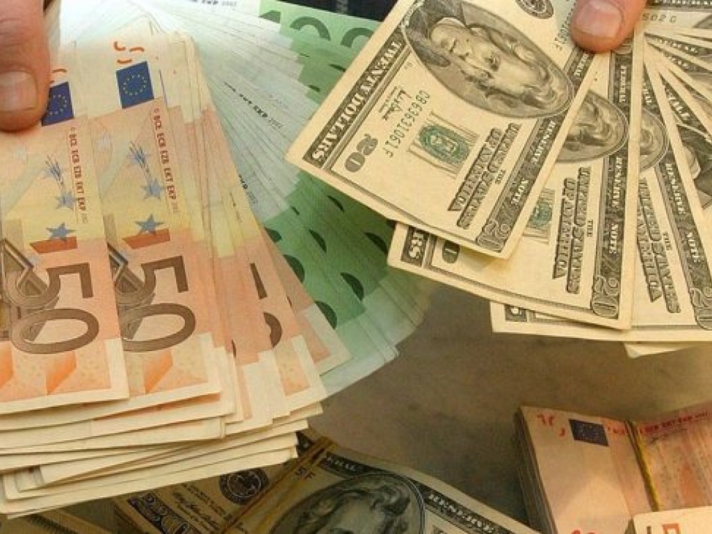 Курс валют: в столичных обменниках доллар и евро «замерли»