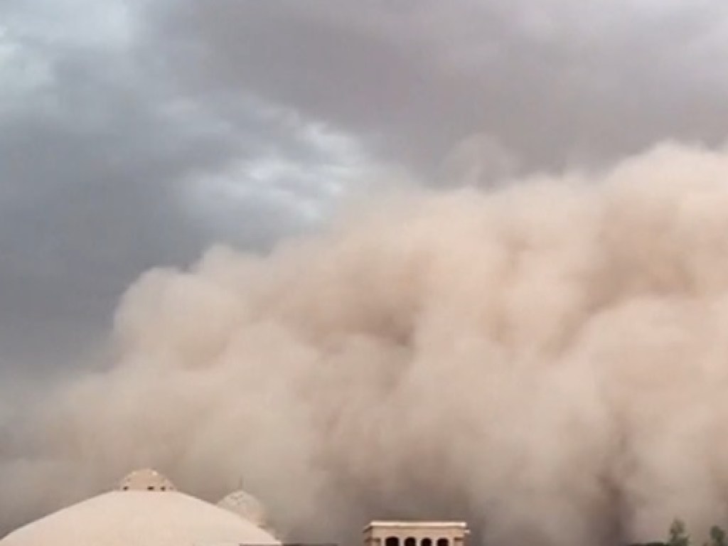Иранский город Йезд накрыла масштабная пылевая буря (ФОТО)