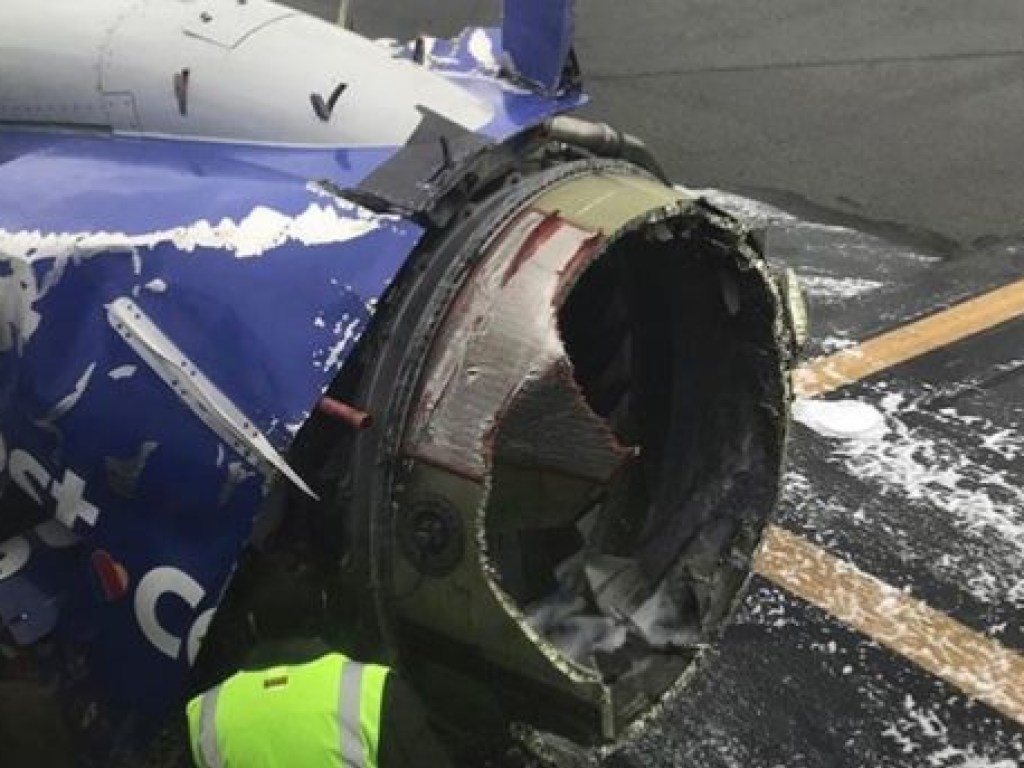 В США у самолета взорвался двигатель, есть погибшие и пострадавшие (ФОТО)