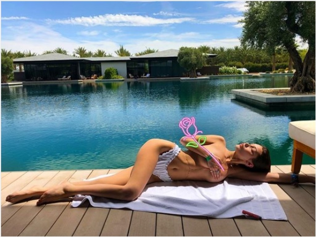 Супермодель Белла Хадид снялась топлес возле бассейна (ФОТО)