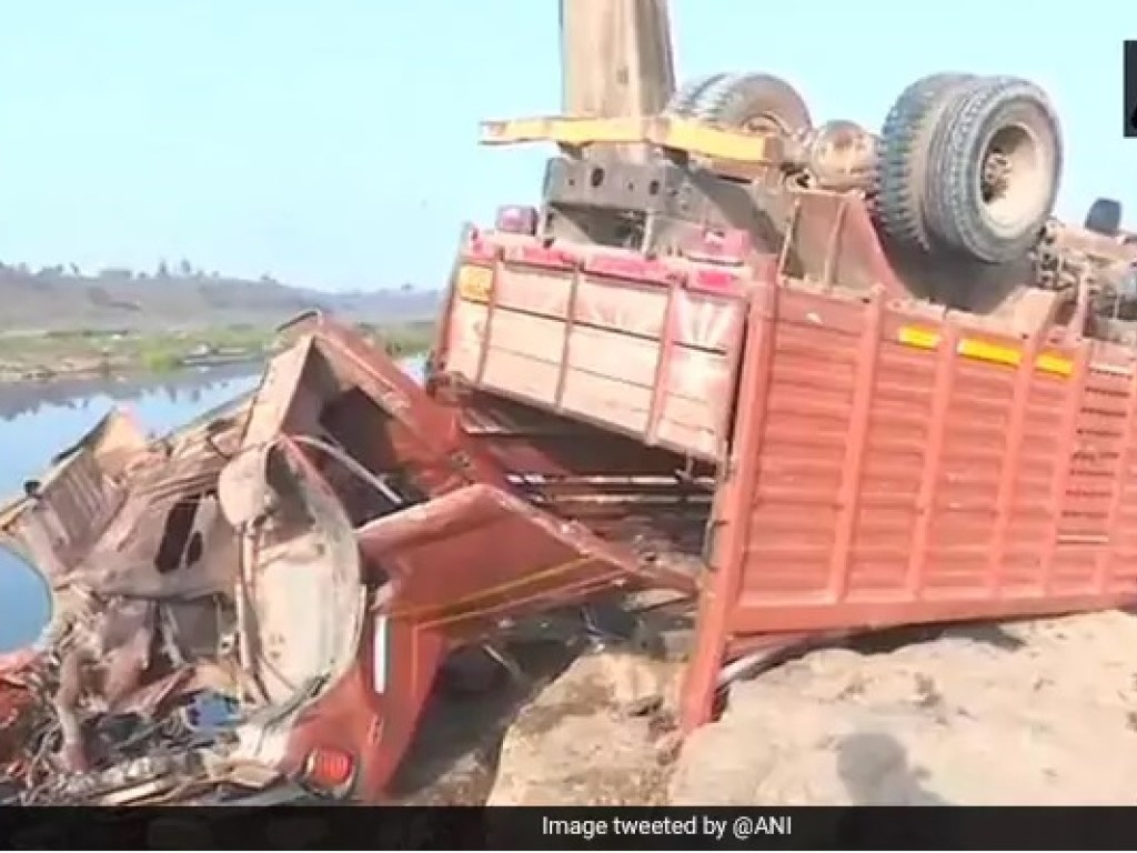 Более 20 погибших: В Индии с моста упал грузовик (ФОТО)