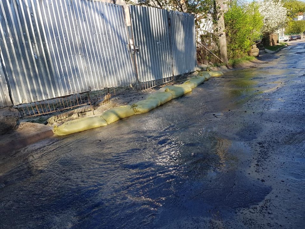 Во Львове прорвало трубу, без воды остались жители девяти домов (ФОТО)