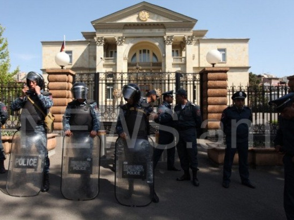 Участники протестов в Армении заблокировали резиденцию премьера страны (ФОТО, ВИДЕО)