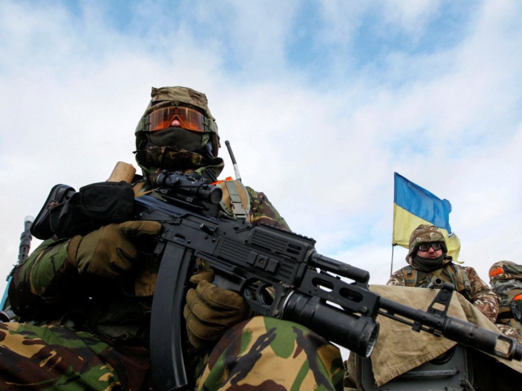 В результате обстрелов на Донбассе ранен украинский военный