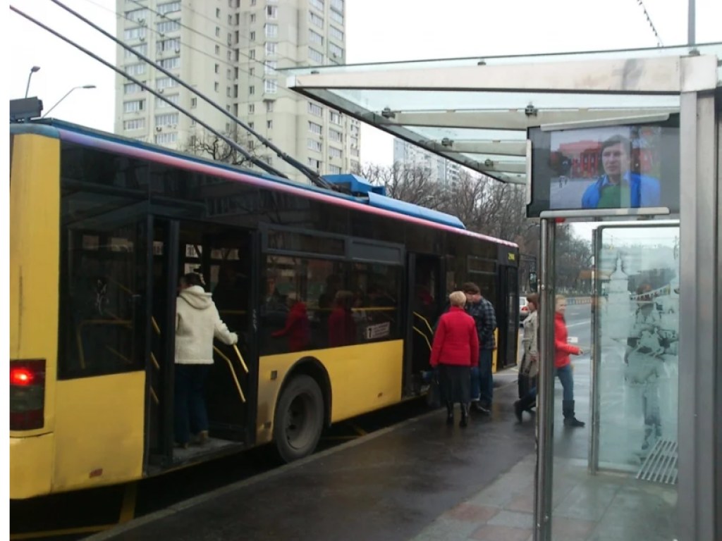 В Украине начнут устанавливать перильные заграждения на остановках общественного транспорта