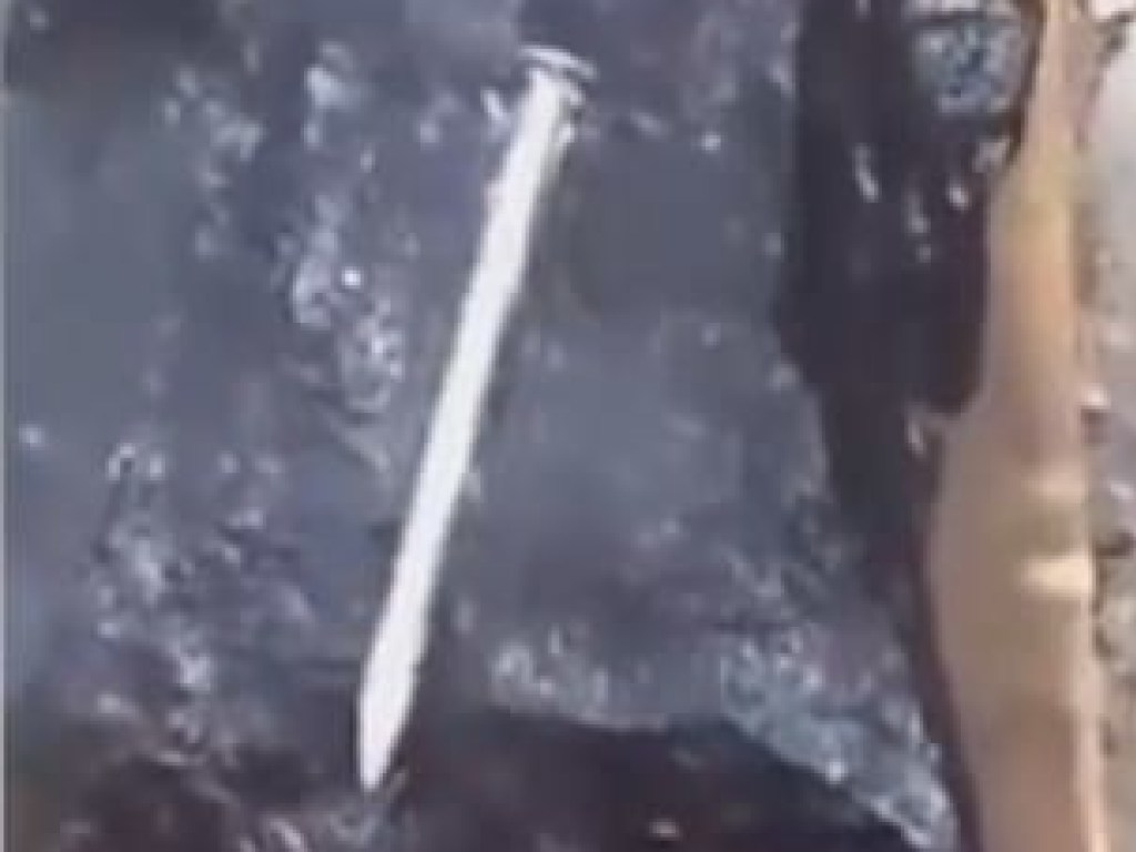 Сеть взорвало видео, на котором таинственный камень плавит металл (ФОТО, ВИДЕО)