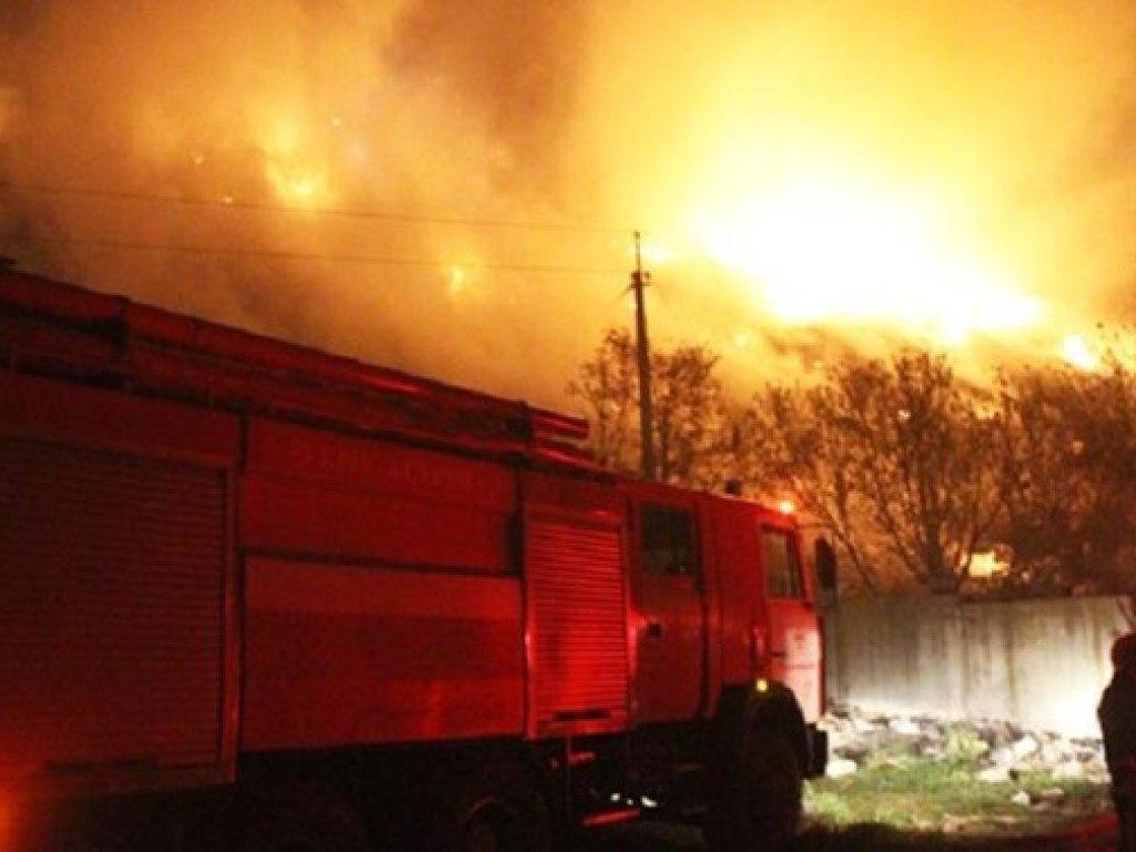 Крупный пожар на свалке в Хмельницком: на месте работали 40 человек и 7 единиц техники (ФОТО, ВИДЕО)