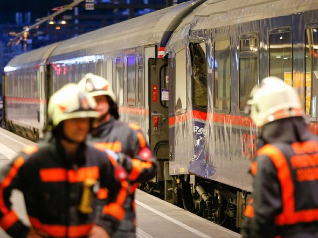 ЧП на вокзале Зальцбурга: локомотив протаранил вагон с пассажирами, пострадали 54 человека (ФОТО, ВИДЕО)