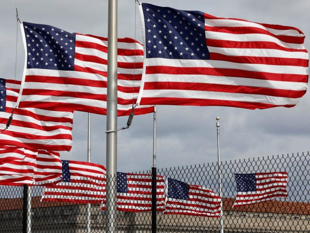 Неудачная шутка: Американский полковник покинул ряды Нацгвардии из-за выходки у флага США (ВИДЕО)