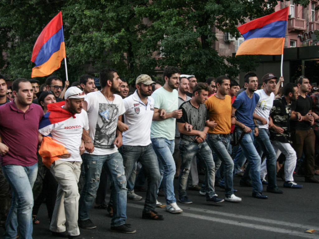 Митингующие в Ереване начали блокировать дороги