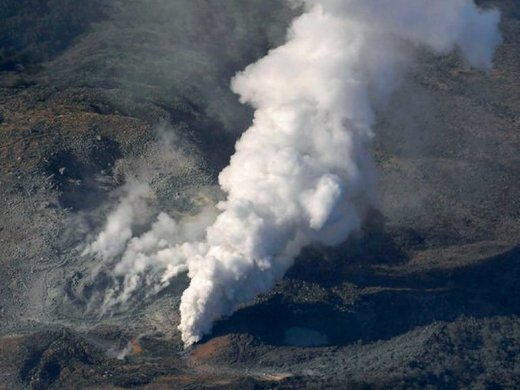 В Японии впервые за 250 лет началось извержение вулкана Ио Яма (ФОТО, ВИДЕО)