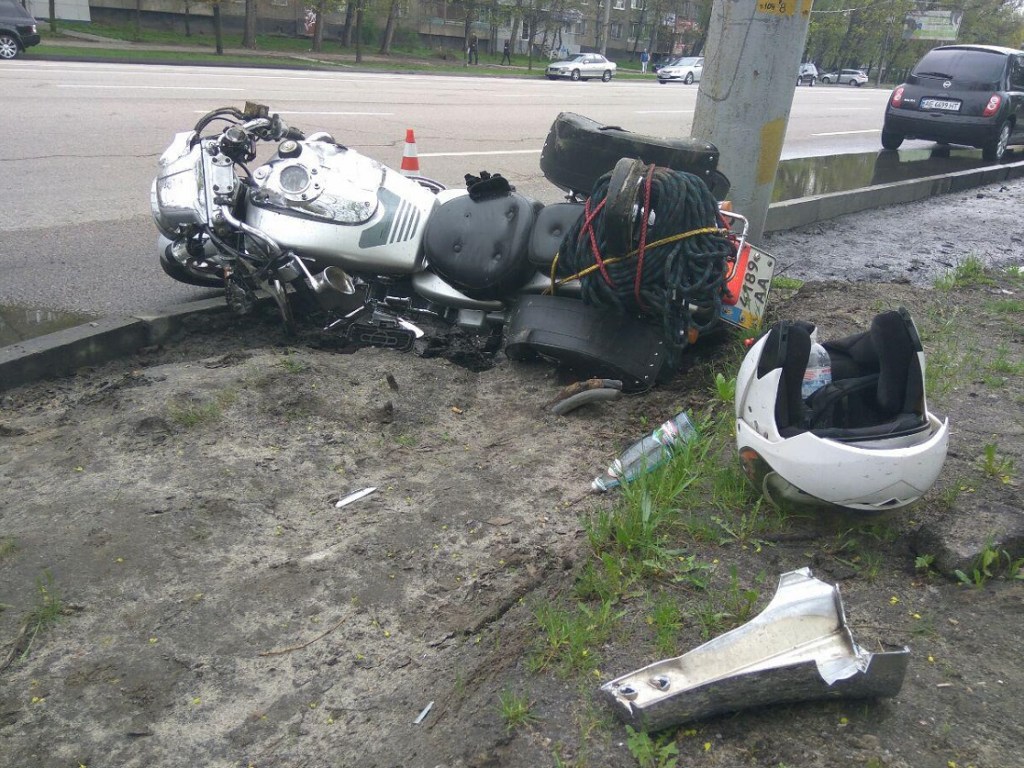 В Днепре из-за маневра девушки на Hyundai мотоциклиста отбросило в столб  (ФОТО)