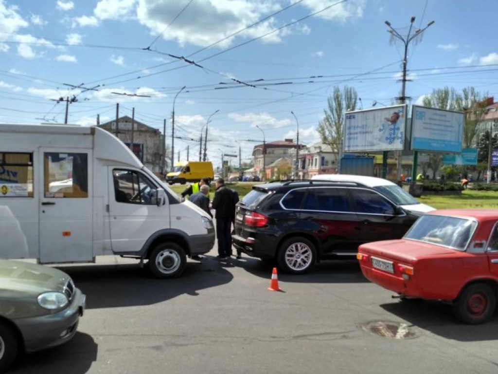 В Николаеве от действий водителя маршрутки пострадало BMW X5 (ФОТО)