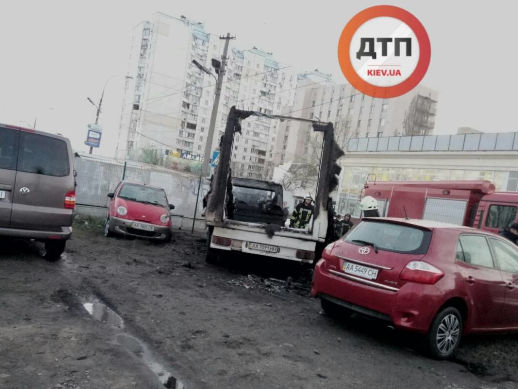 На Оболони в Киеве на парковке сгорели 4 автомобиля (ФОТО)