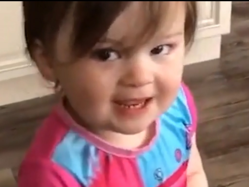 Милая двухлетняя девочка говорит неприличное слово в попытке произнести «рыба» (ВИДЕО)