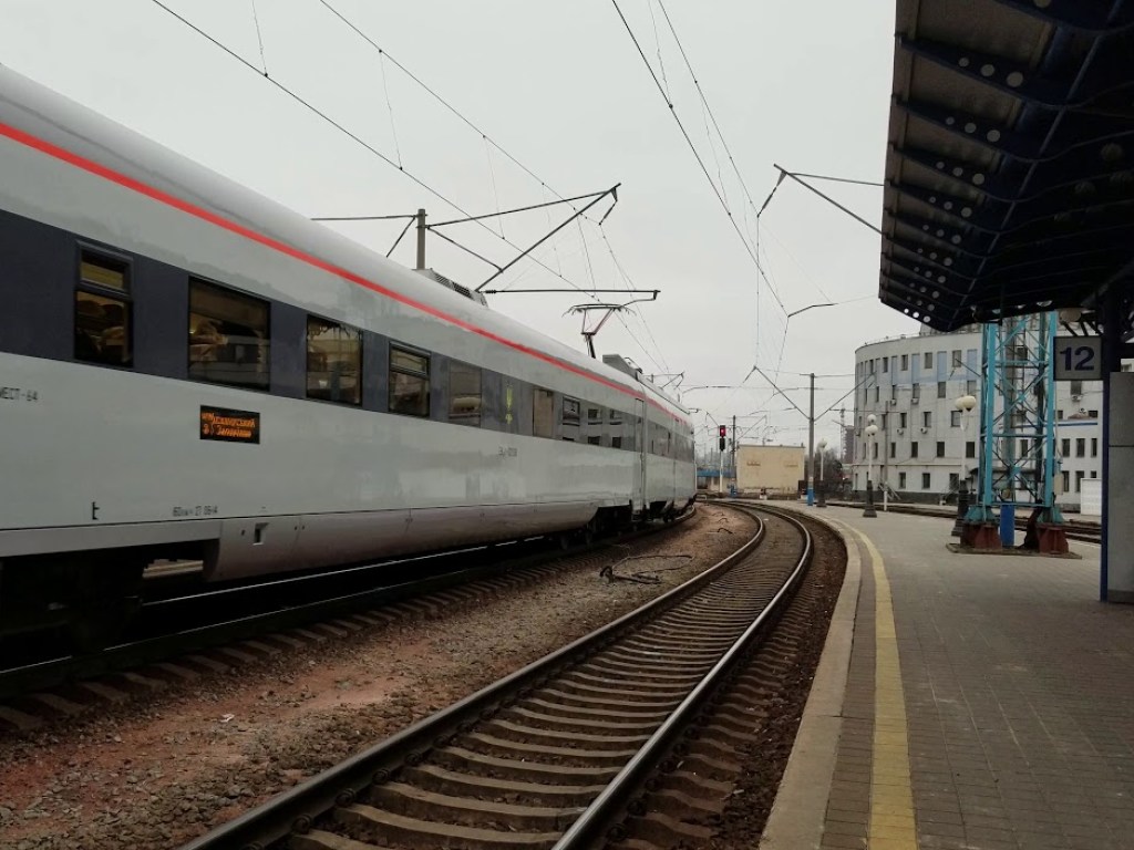 Поезд «Интерсити» по пути до Запорожья совершил серию остановок из-за поломки, опоздание составило 4 часа