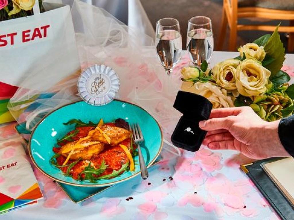 В Великобритании ищут посетителя ресторана, готового жениться на курице карри (ФОТО, ВИДЕО)