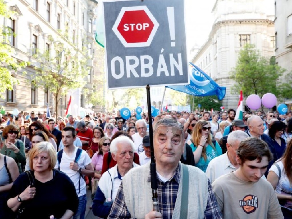 В Венгрии протестуют против контроля СМИ правительством (ФОТО)